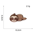 Detailansicht des Faultier-Stickerei-Aufnähers mit Maßen 8,2x4,4 cm und 2,1g Gewicht - Faultier Aufnäher 2