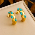 Boucles d'oreilles créoles dorées en forme de C avec turquoises sur présentoir - Style Turquoise Doré (E6210)