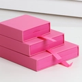 Rosa Schmuck-Schweberahmen in drei Größen mit Schubladengriff auf hellem Holzhintergrund - 7*7*2cm / Barbie-Rosa