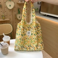 Dettaglio del motivo a tulipani e dell'etichetta Love su una borsa tote in tela - Ramo di Tulipano Giallo