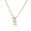 Detalle de un colgante Géminis dorado con perlas blancas en una cadena de clip moderna - Géminis / Dorado