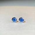 Orecchini a lobo minimalisti in argento S925 con zirconi cubici blu di forma tonda - Stile Blu (ED058) / Argento 925