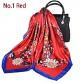 Foulard quadrato in raso floreale rosso con bordi blu drappeggiato su borsa - Rosso