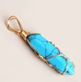 Pendente esagonale in cristallo fatto a mano con pietra turchese blu e filo d'oro - Turchese