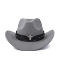 Détail d'un chapeau de cow-boy gris avec bandeau en cuir riveté et emblème tête de taureau - Gris (Bande en cuir noir)