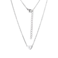 Détail macro du pendentif cœur en acier inoxydable argenté avec lettre V gravée et fermoir - Lettre V / Acier