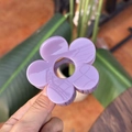 Détail d'une pince à cheveux fleur mauve clair au centre évidé tenue en main - Moyen (8cm) / Lilas