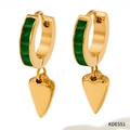 Détail de boucles d'oreilles créoles dorées avec pierres vertes et pendentif cœur en 3D - Boucles d'Oreilles Créoles en Zircone Verte avec Pendentif Cœur (KDE551)