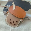 Borsa a tracolla per bambini a forma di bubble tea in ecopelle marrone con dettagli - Forma di Bubble Tea / Color Tè al Latte