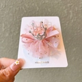 Detalle de una pinza para el pelo con corona de encaje rosa, strass y lazo de satén - Clip de pico de pato de 5 cm / Rosa