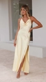 Détail d'une élégante robe licou en satin champagne avec une fente haute sexy - S / Light jaune