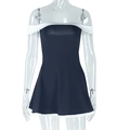 Detail des schwarz-weiß kontrastierenden Off-Shoulder-Minikleids mit Rüschensaum und Passform - S / Schwarz