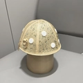 Détails du sac à main en forme de champignon avec strass étincelants et pois blancs élégants - Doré