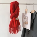 Écharpe rouge au toucher cachemire avec franges et étiquette sur un support en métal - Rouge de Chine