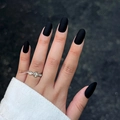 Unghie finte nere opache lunghe ovali indossate sulle mani per una manicure di lusso - Nero Opaco Forma Ovale Media-Lunga (JP1825)