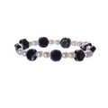 Detalle de cuentas de flores de cerámica azul y perlas blancas redondas en pulsera - Perla de imitación + flor azul real