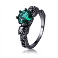 Dettaglio dell'anello teschio nero placcato con zircone verde e montatura a griffe - US 7 / Verde
