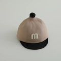 Dettaglio cappello neonato con lettera m ricamata e visiera morbida a contrasto nero - 48cm (Neonato) / Marrone Cachi