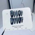 Unghie finte blu gatto con dettagli 3D argento e guida alle taglie sulla confezione - XS