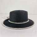 Detalle de un sombrero de paja negro vintage con elegantes perlas y decoración de encaje - M (56-58cm) Ajustable / Negro