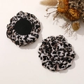 Accesorio de camelia en tela con estampado de leopardo hecho a mano y bordes quemados - Gris/Blanco