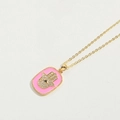 Makro-Detail des Hamsa-Hand-Anhängers mit rosa Emaille und blauem Auge am Goldkette - Rosa