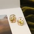 Dettaglio di orecchini a perno a tulipano in smalto su sfondo di velluto verde - Oro 16K Rosa Perlato + Bianco Perlato