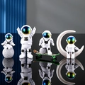 Set di 4 figurine di astronauti in resina bianca con visiere a specchio per scrivania - Set da 4 Pezzi Sfumato + Skateboard