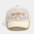 Dettaglio del cappellino da baseball in mesh traspirante con ricamo moro e bordo kaki - 50cm (1-3 anni) / Beige