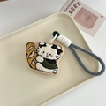 Nahaufnahme vom Plüsch-Katzenanhänger mit Stickerei und Baguette auf einem Tablett - Katze mit Brot