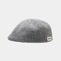 Detalle de la boina de lana gris con placa metálica de marca en el lateral derecho - Talla única / Gris