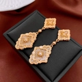 Pendientes vintage barrocos dorados con perlas blancas y diseño de flores caladas - Aguja de Plata - Dorado (Bañado en Oro Real)