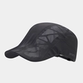 Detalle de gorra negra transpirable con paneles de malla y logo deportivo estampado - Ajustable / gris oscuro