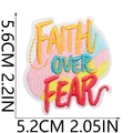 Primer plano detallado del parche bordado FAITH OVER FEAR con dimensiones - Patrón FAITH OVER FEAR (X3SJ-09-26) / 1 Pieza