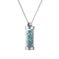 Dettaglio di una collana con pendente cilindrico in argento con pietre blu all'interno - Schegge di Turchese Blu