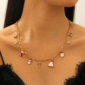 Détail du collier de Noël avec pendentifs Père Noël, sapin et clochette sur chaîne dorée - Style à Pendentifs Multiples (6607)