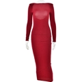 Detail van rode glitterjurk met sprankelende stoftextuur en lange mouwen met blote schouders - S / Rood