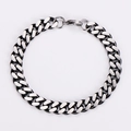 Close-up of dual-tone 9mm Cuban link bracelet with matte and polished steel finish - 9mm*21cm / Black and Silver
