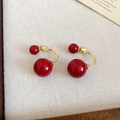 Dettaglio degli orecchini a forma di C placcati in oro 14k con perle rosse su tessuto operato - Rosso (Placcato Oro 14K / Perno in Argento S925)