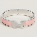 Bracciale argentato a forma di H con inserto in smalto rosa e finitura lucida - 19cm Colore Oro Rosa / Smalto Rosa