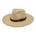 Détail d'un chapeau fedora beige à large bord avec boucle en cuir sur fond blanc - M (56-58cm) / Beige