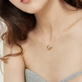 Vue détaillée du pendentif perle bicolore or et argent sur une fine chaîne minimaliste - Style Court (SD176)
