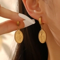 Detailaufnahme goldener religiöser Medaillon-Ohrringe mit Maria-Relief-Anhänger - Gold Jungfrau Maria Medaille Ohrhänger (10641)