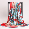 Sciarpa in seta con stampa di gigli blu su tessuto satin rosso vivace da donna - 90cmx90cm / Rosso