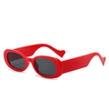 Vintage-Sonnenbrille für Damen in leuchtendem Rot mit breiten Wellenbügeln - Roter Rahmen Dunkelgraue Gläser
