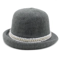 Sombrero cloche de punto gris con ribete de encaje blanco y perlas de invierno - M (56-58cm) / Gris