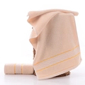Morbido asciugamano in cotone beige con strisce gialle decorative e trama a nido d'ape - Cerchio in Filo d'Oro Bianco