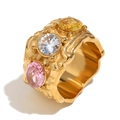 Anillo ancho chapado en oro 18K con textura irregular y tres gemas de colores vivos - US 6 / Anillo / Oro con circonita multicolor