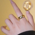 Goldener Kleeblatt Ring mit vier Diamanten getragen am Model mit einer Nahaufnahme - Kleeblatt-Stil (693) / Gold