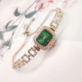 Détail d'une montre à cadran vert carré avec cristaux et bracelet chaîne réglable doré - Boîtier Or Rose Cadran Vert